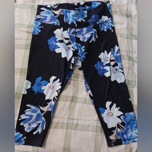 Old Navy Women's Black and Blue Floral Leggings